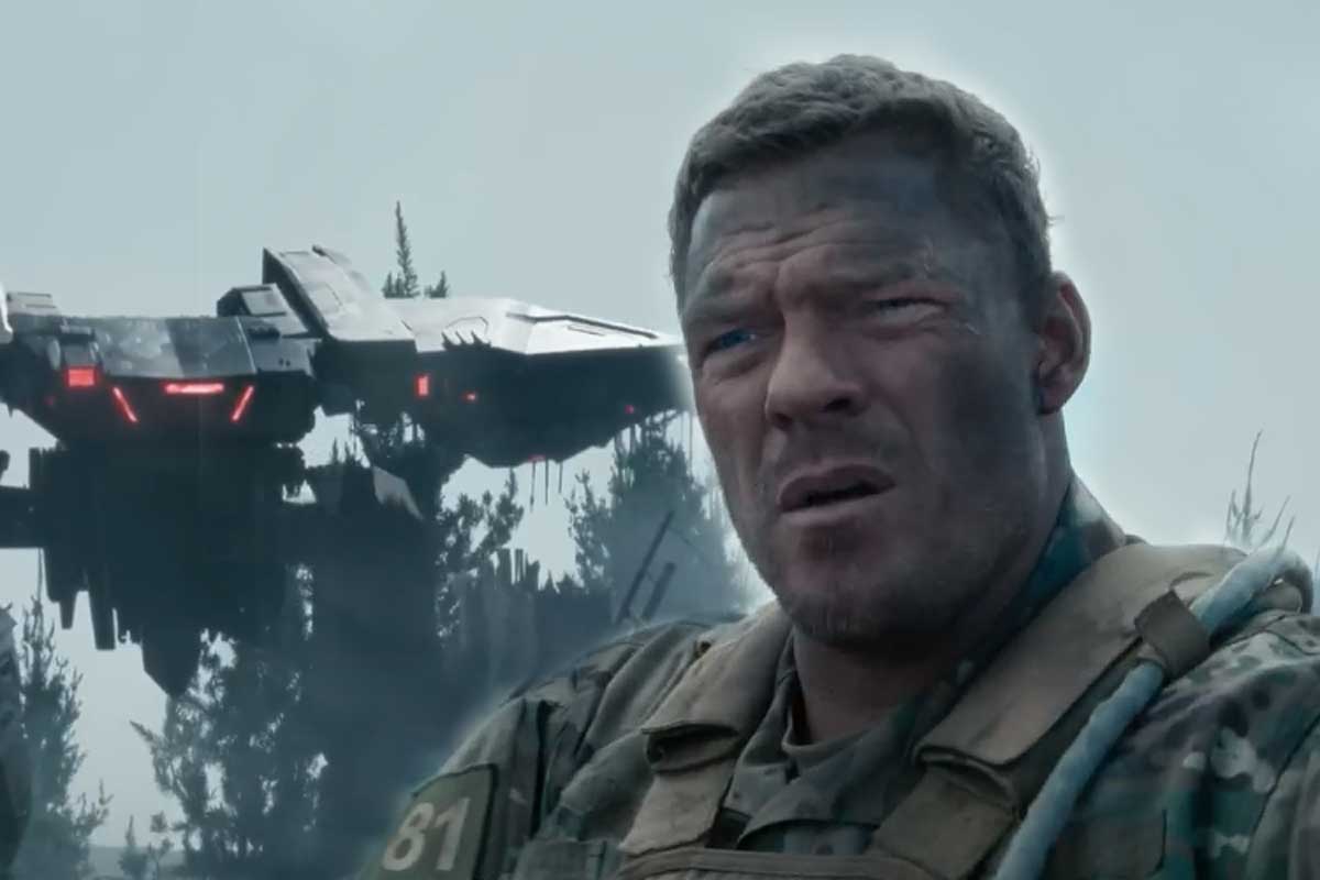 Alan Ritchson em Màquina de Guerra, ação explosiva da Netflix.