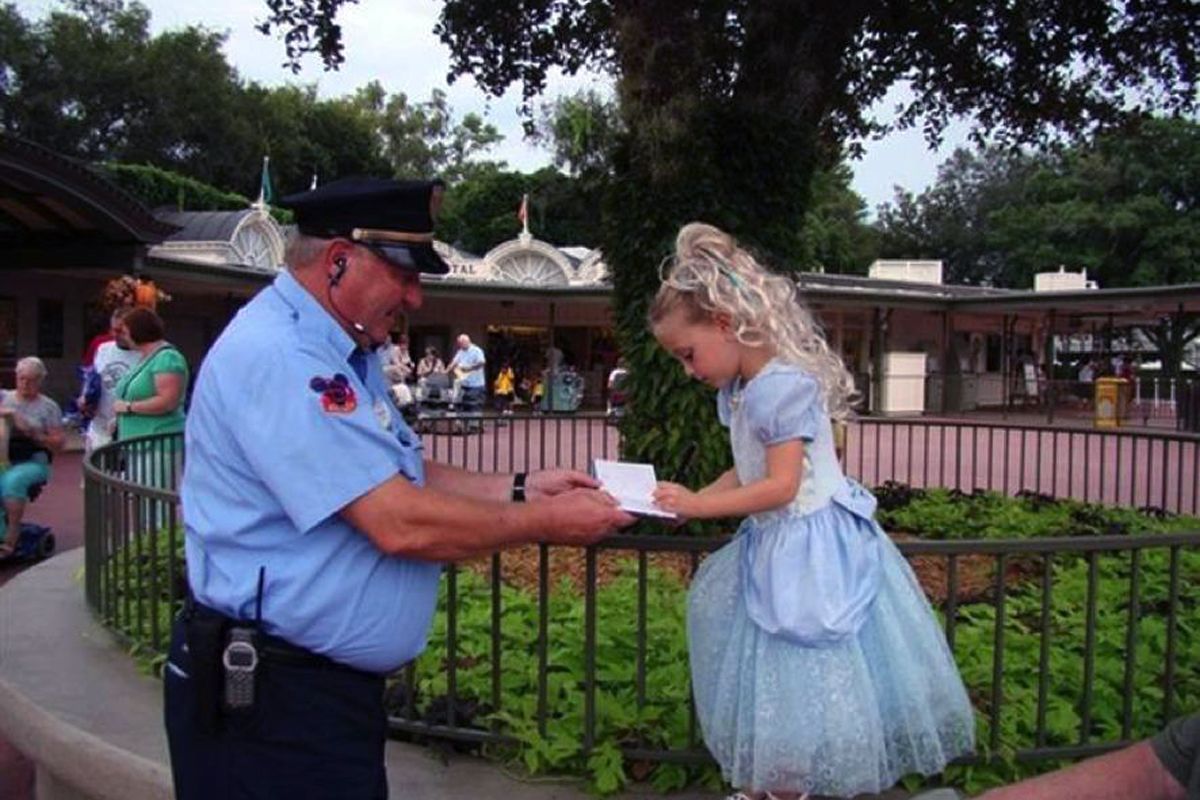 Como fidelizar cliente: Freddie Wieczorek, o segurança da Disney World na Flórida, pede autógrafo para uma menina vestida de princesa.