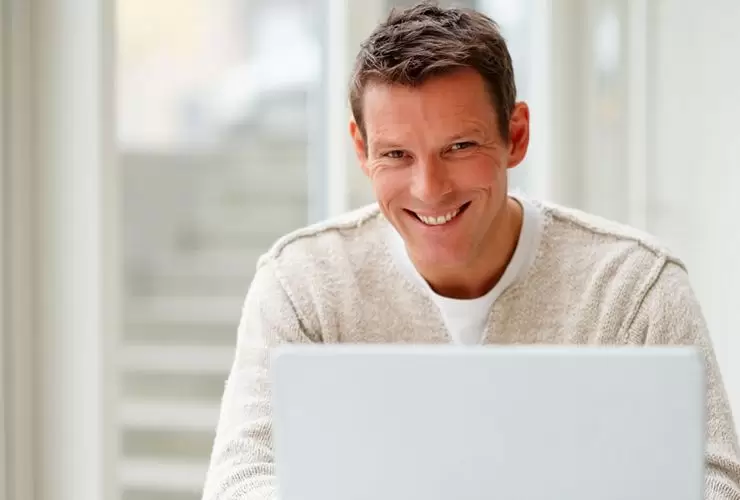 Um mulher pesquisando sobre auto-responder. Um mulher pesquisando sobre auto-responder.