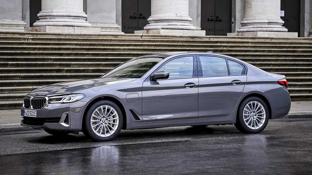 BMW 530e Luxo híbrido estacionado em frente a escadaria de um museu em Paris.