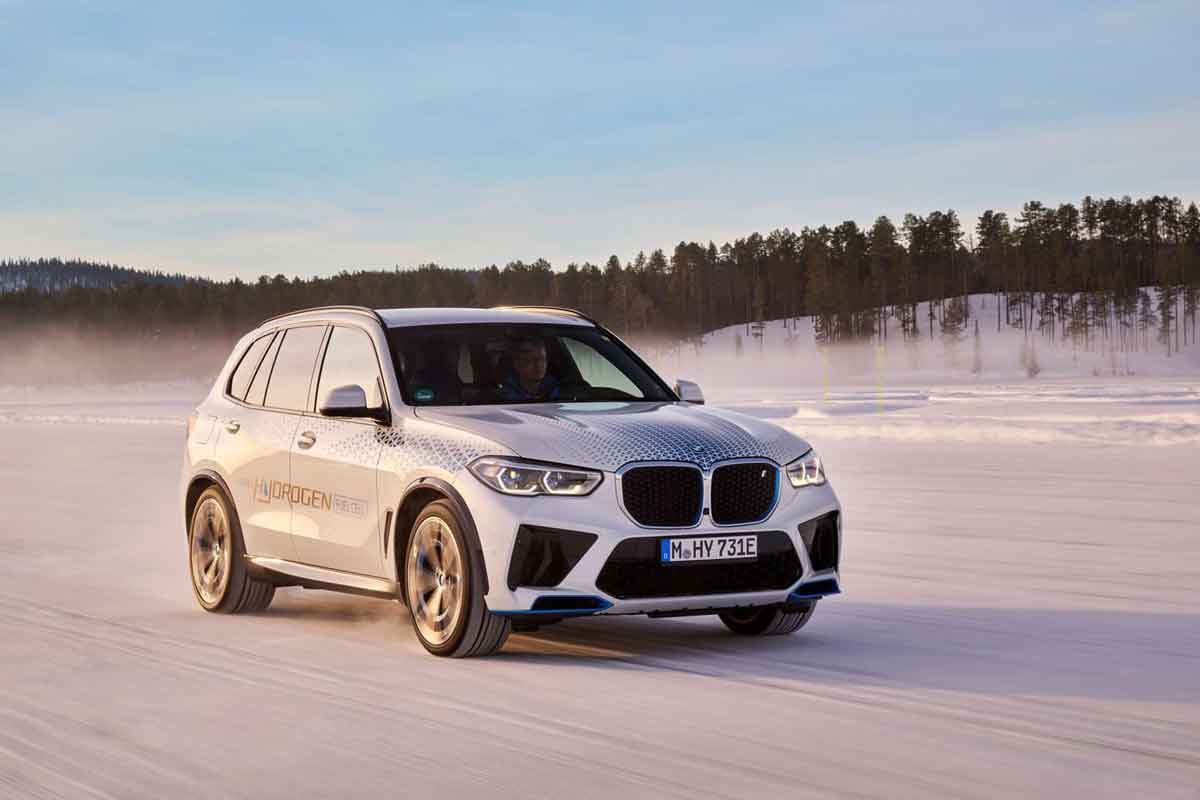 O novo BMW iX5 Hydrogen sendo testado no  Ártico