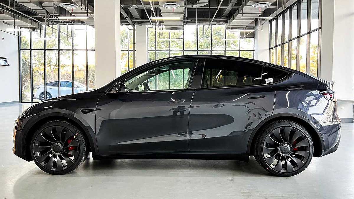 Um Tesla Model Y caiu de um penhasco de 70 metros na segunda-feira. 