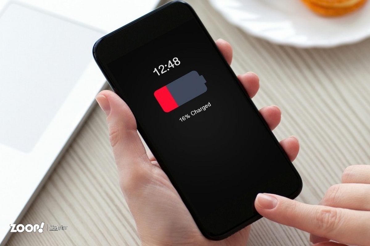 Uma pessoa verificando a bateria do celular ilustra nosso artigo sobre: maneiras para economizar bateria do celular.