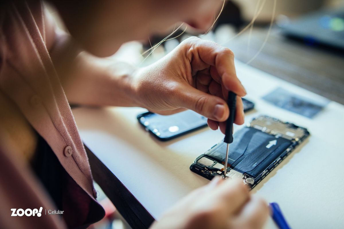 Técnico consertando celular com defieto ilustra nosso artigo sobre: Compro celular quebrado ou com defeito.