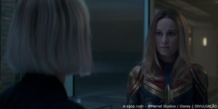 Brie Larson caracterizada como Carol Denvers contracena com Scarlett Johansson no filme Capitã Marvel.