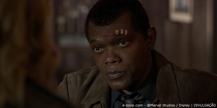 Brie Larson caracterizada como Carol Denvers contracena com Nick Fury, personagem de Samuel L. Jackson.