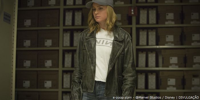 Brie Larson caracterizada como Carol Denvers.