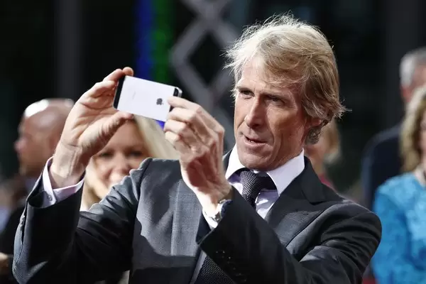 Michael Bay é obrigado a paralizar sua produção sobre a pandemia justamente por causa da ... pandemia