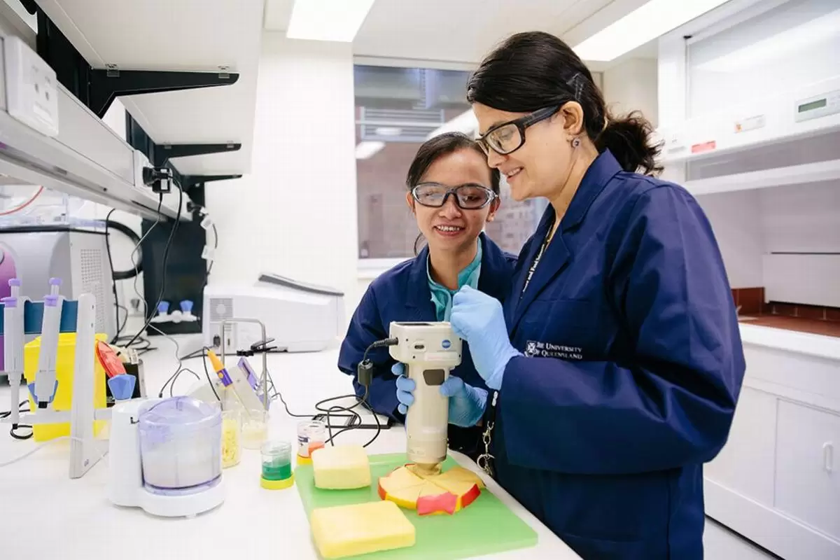 Alunos num laboratório de tecnologia de alimentos se preparam para usar um Cutter 6 litros.