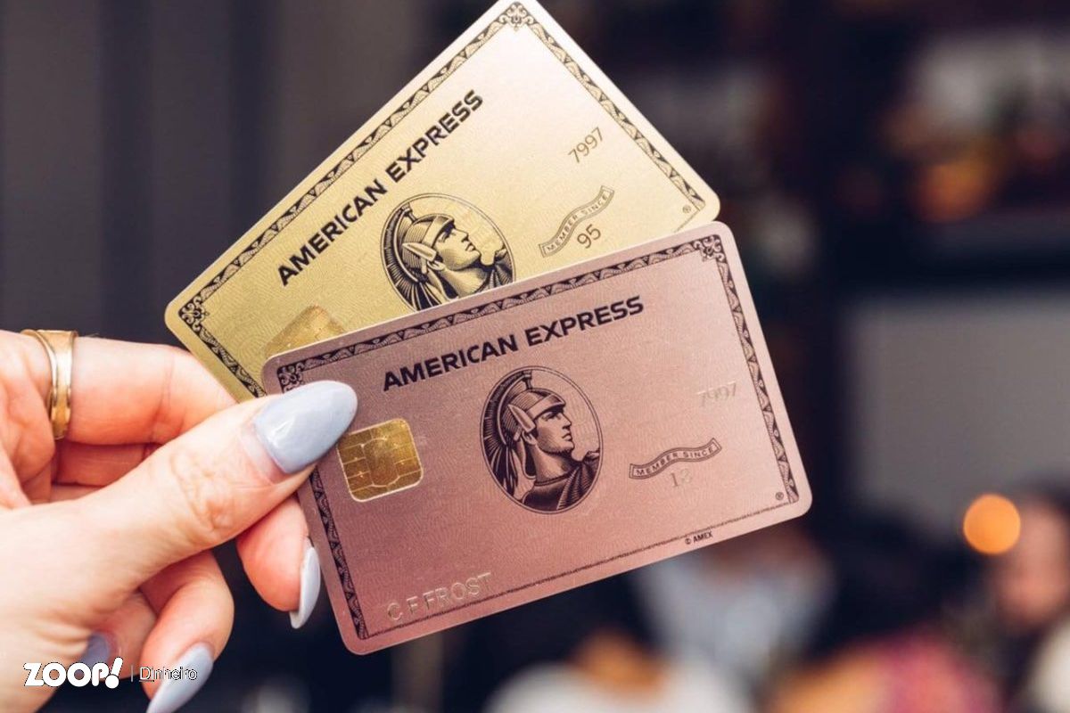  Uma pessoa usando cartão de crédito American Express Gold para fazer pagamento ilustra nosso artigo sobre: cartão de crédito com limite alto.