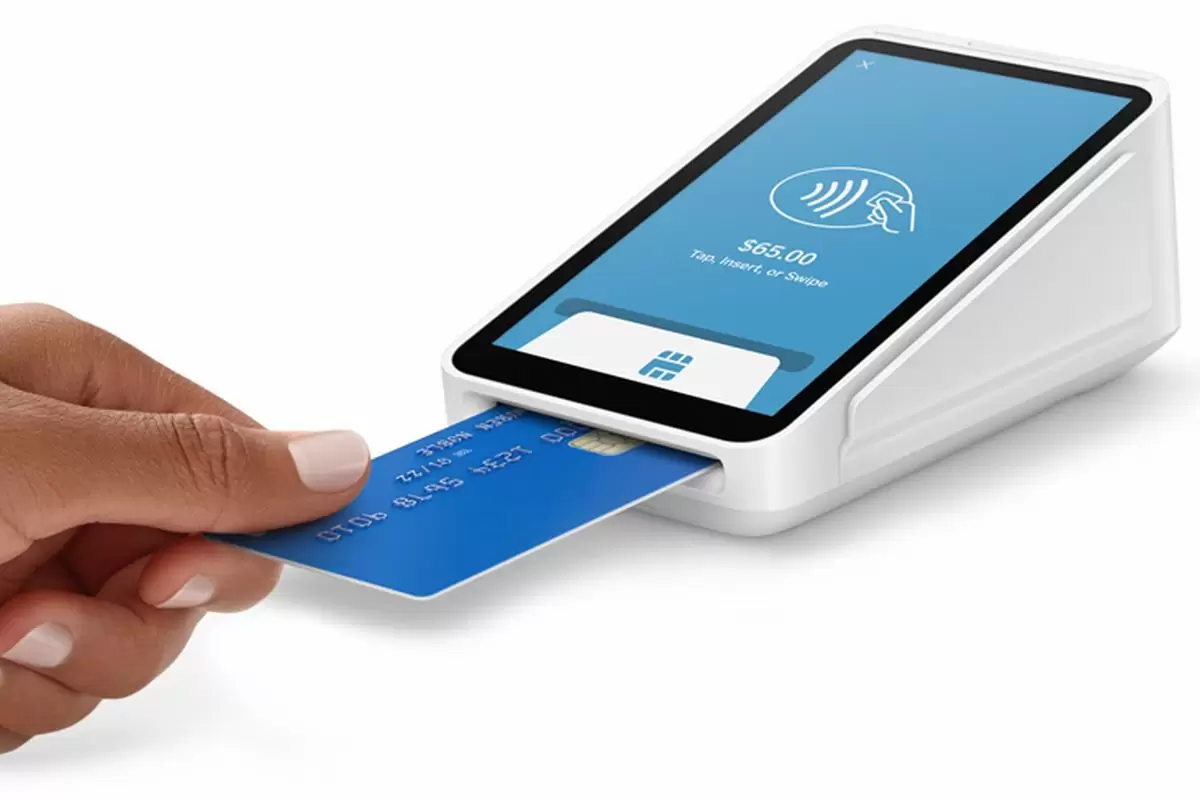 Pessoa insere cartão de crédito em máquina de pagamento ilustra nosso artigo sobre: Como se proteger contra o novo golpe envolvendo cartões de crédito por aproximação. Pessoa insere cartão de crédito em máquina de pagamento ilustra nosso artigo sobre: Como se proteger contra o novo golpe envolvendo cartões de crédito por aproximação.