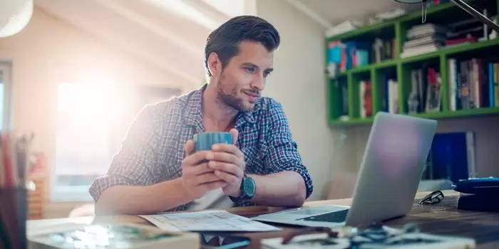 Homem trabalhando como freelance ilustra nosso artigo sobre: Sites para trabalhar pela internet. Trabalhe como freela, ganhe como profissional. Homem trabalhando como freelance ilustra nosso artigo sobre: Sites para trabalhar pela internet. Trabalhe como freela, ganhe como profissional.