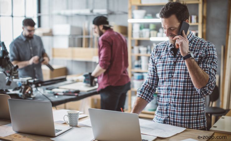 Empreendedores preparando encomendas no depósito de um ecommerce ilustram nosso artigo sobre: Como criar um Marketplace usando o WordPress.