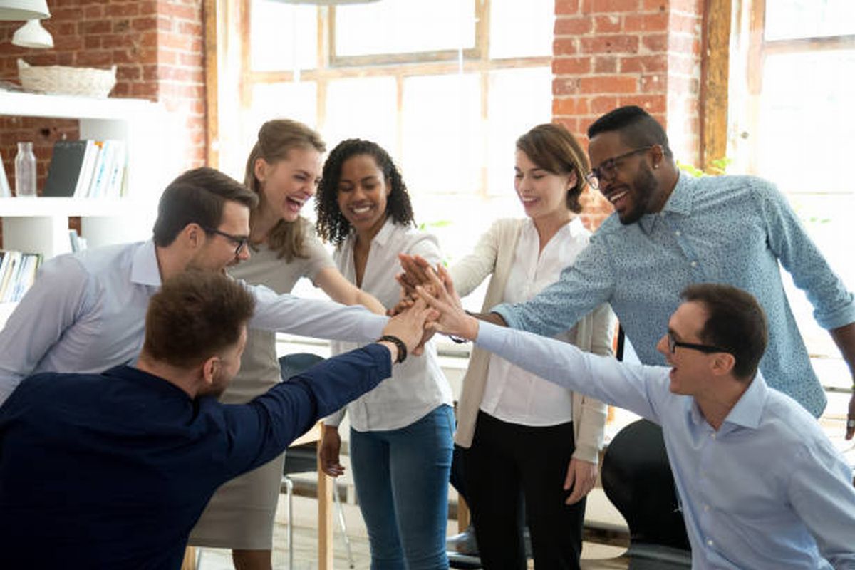 Equipe de alta perfomance numa reunião de trabalho.