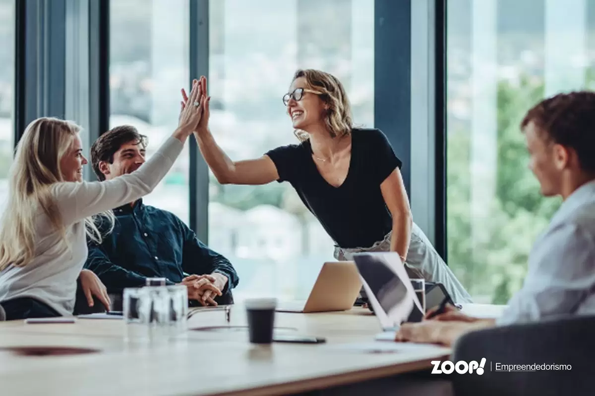 Equipe trabalhando no modelo squad office ilustra nosso artigo sobre: Squad office, veja como implementar na sua empresa.