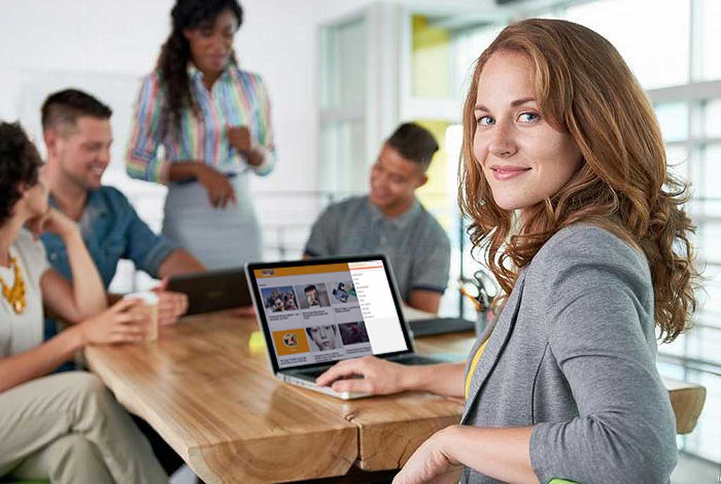 Uma reunião de trabalho sobre marketing digital com dois homens e três mulheres. 