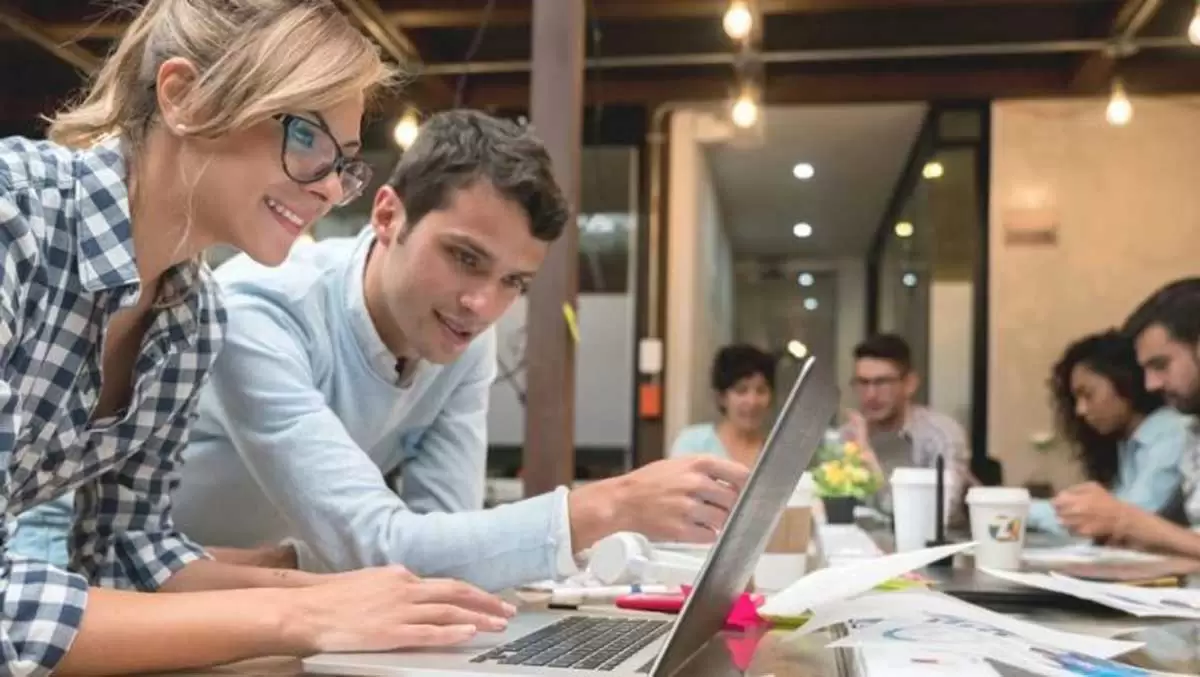 Dois profissionais de marketing analisam possibilidades para vender banners e espaços publicitários. Dois profissionais de marketing analisam possibilidades para vender banners e espaços publicitários.