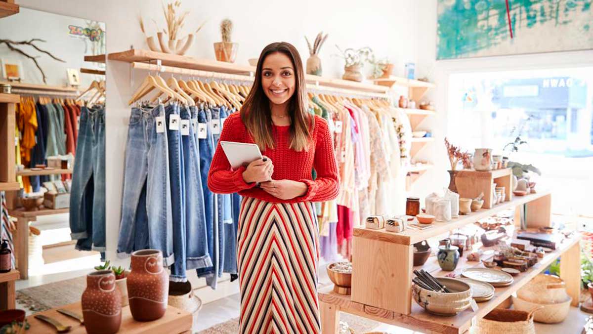 Uma empreendedora em sua loja de roupas.