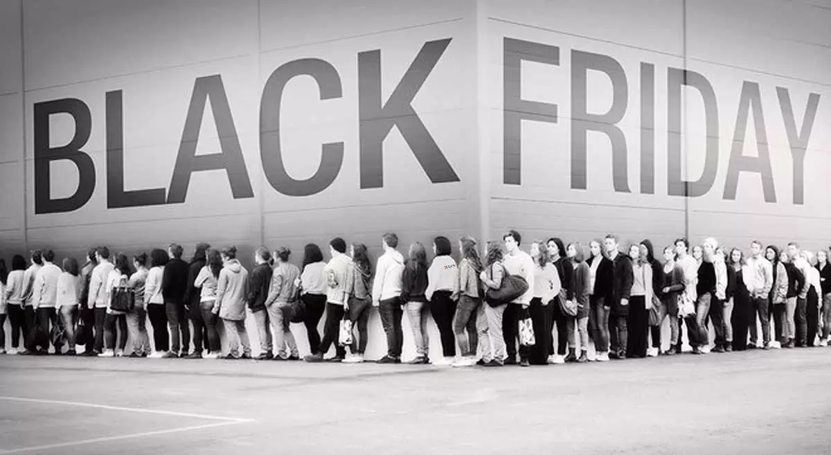 Uma fila de-pessoas dobra a esquina durante a Black Friday.