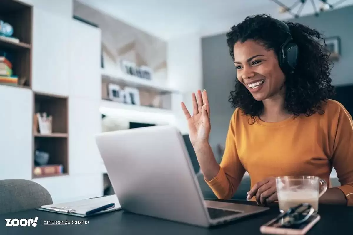  Uma mulher empreendendo a partir de casa ilustra nosso artigo sobre: 8 passos para você tomar coragem e empreender em 2024.