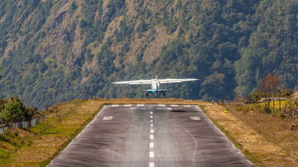 Passageiros empurar avião da companhia TaraAir em Bajura, Nepal.