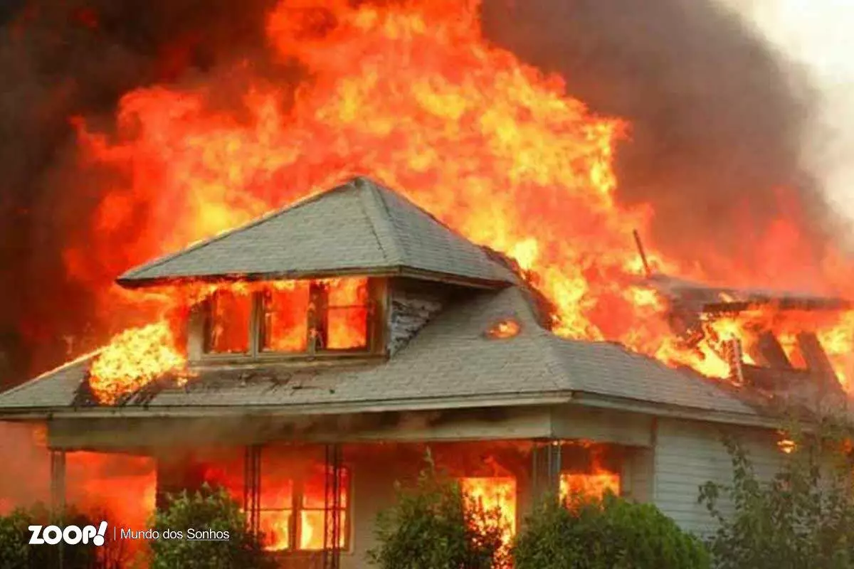 Sonhar com casa pegando fogo