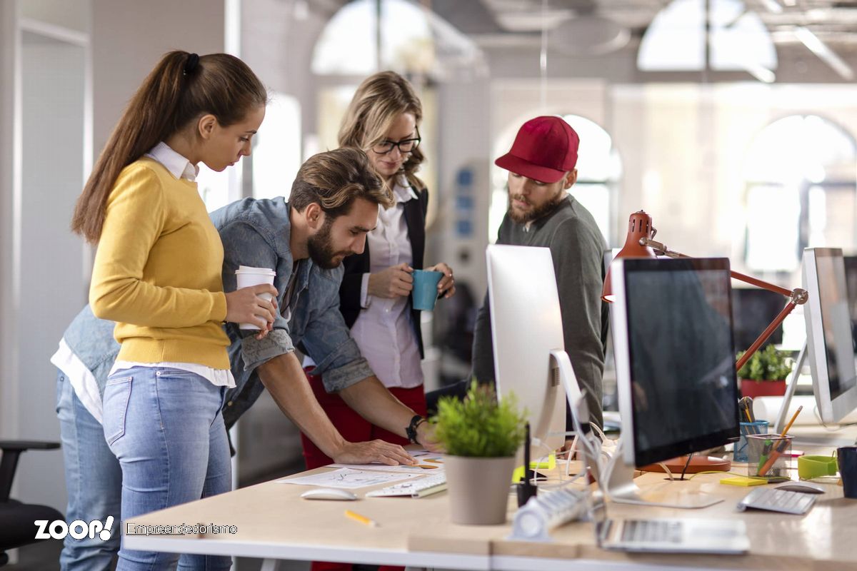 Um equipe de gestão de tráfego de redes sociais ilustra nosso artigo sobre: Quais os benefícios das redes sociais para sua empresa. (imagem: iStock)