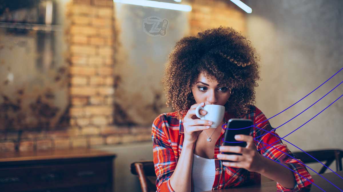 Uma mulher jovem usando as redes sociais.