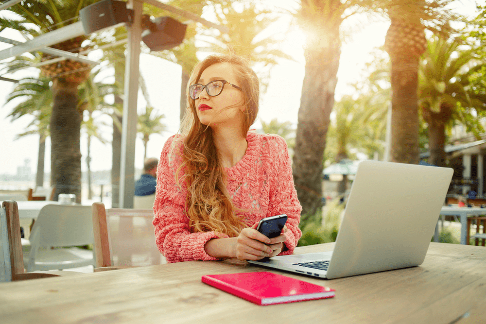 Uma mulher pensando em como ganhar dinheiro extra com seu tempo livre