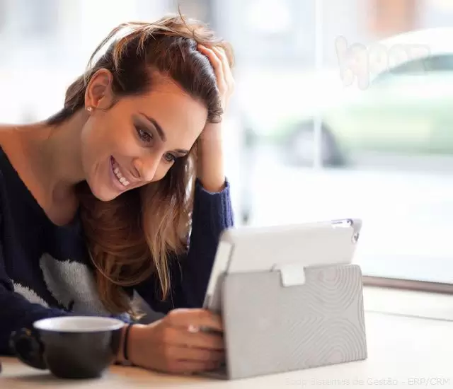 Homem jovem, trabalhando num negócio online. Homem jovem, trabalhando num negócio online.