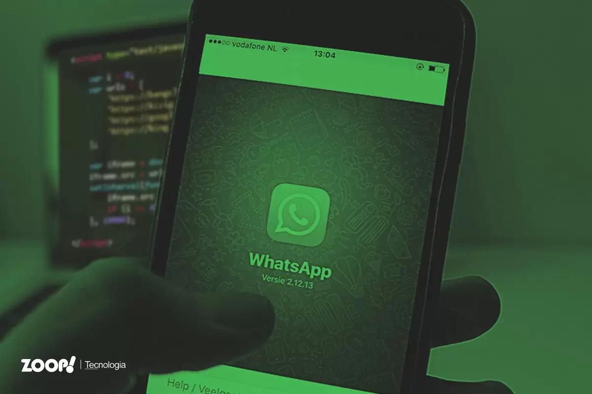 Imagem mostra a marca do WhatsApp sobre um fundo verde.