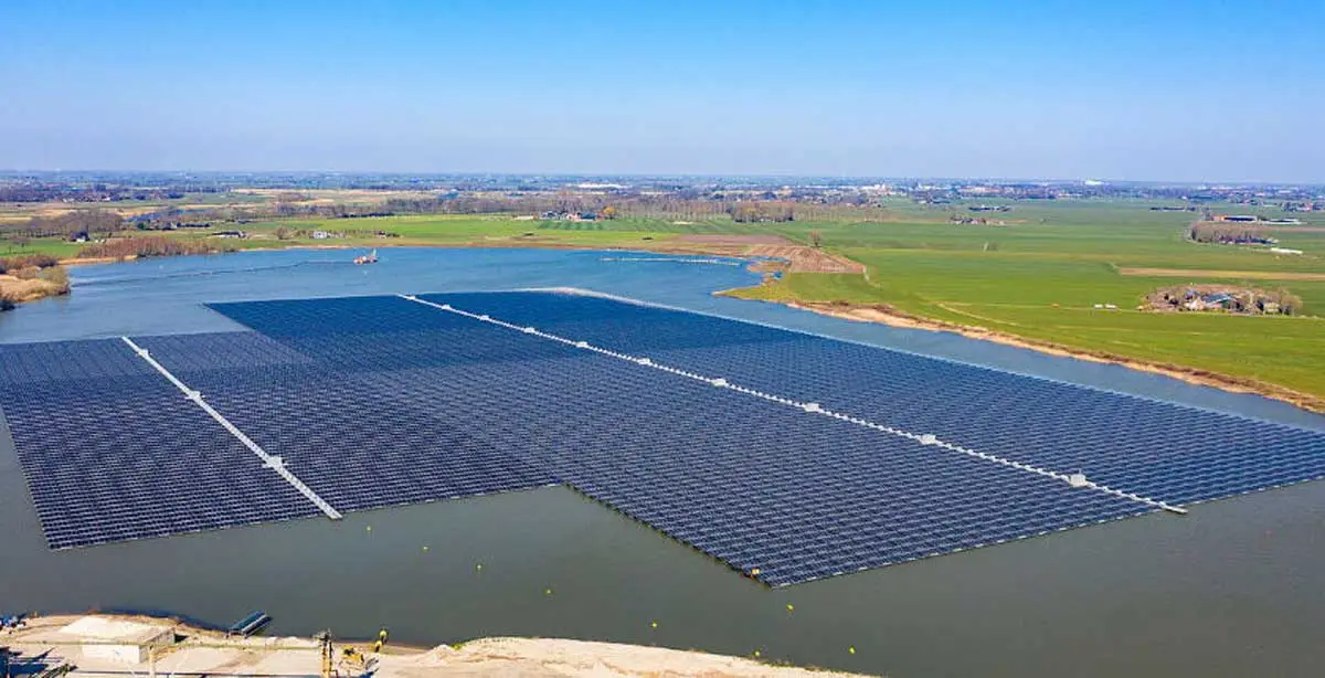 Usina fotovoltaica sobre lago.