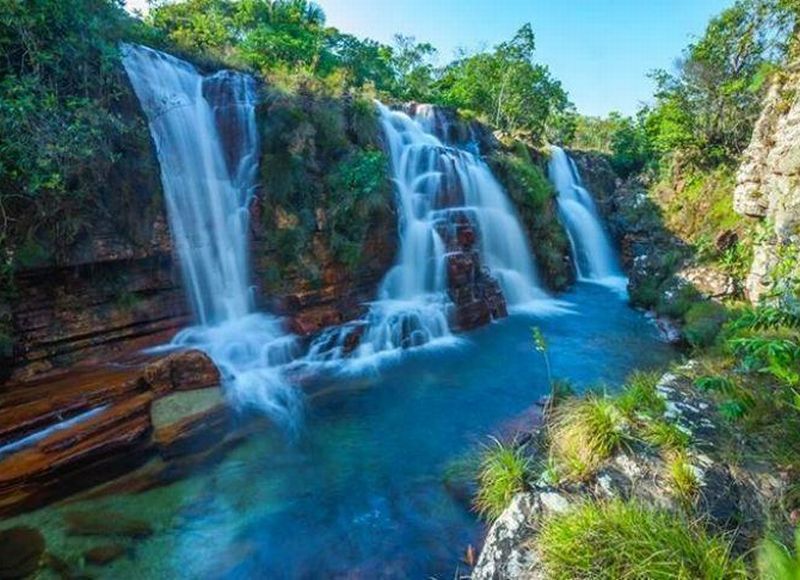 Uma cascata de águas azuis na Chapada dos Veadeiros em Goiás.