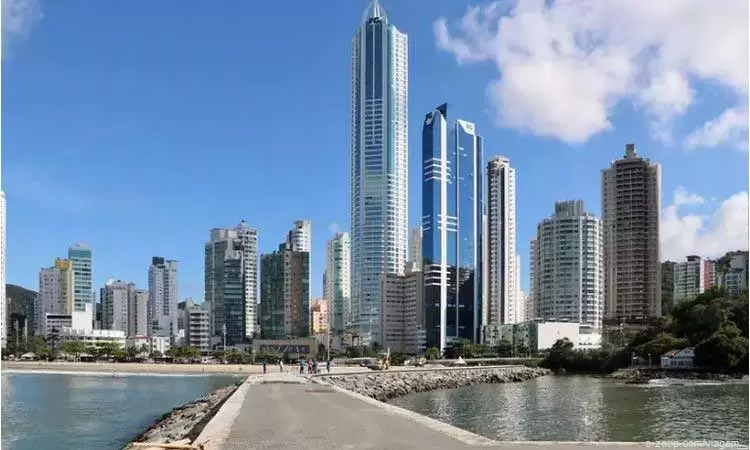 Uma foto, tirada ao nível do solo, de uma aglomerado de Balneário Camboriú