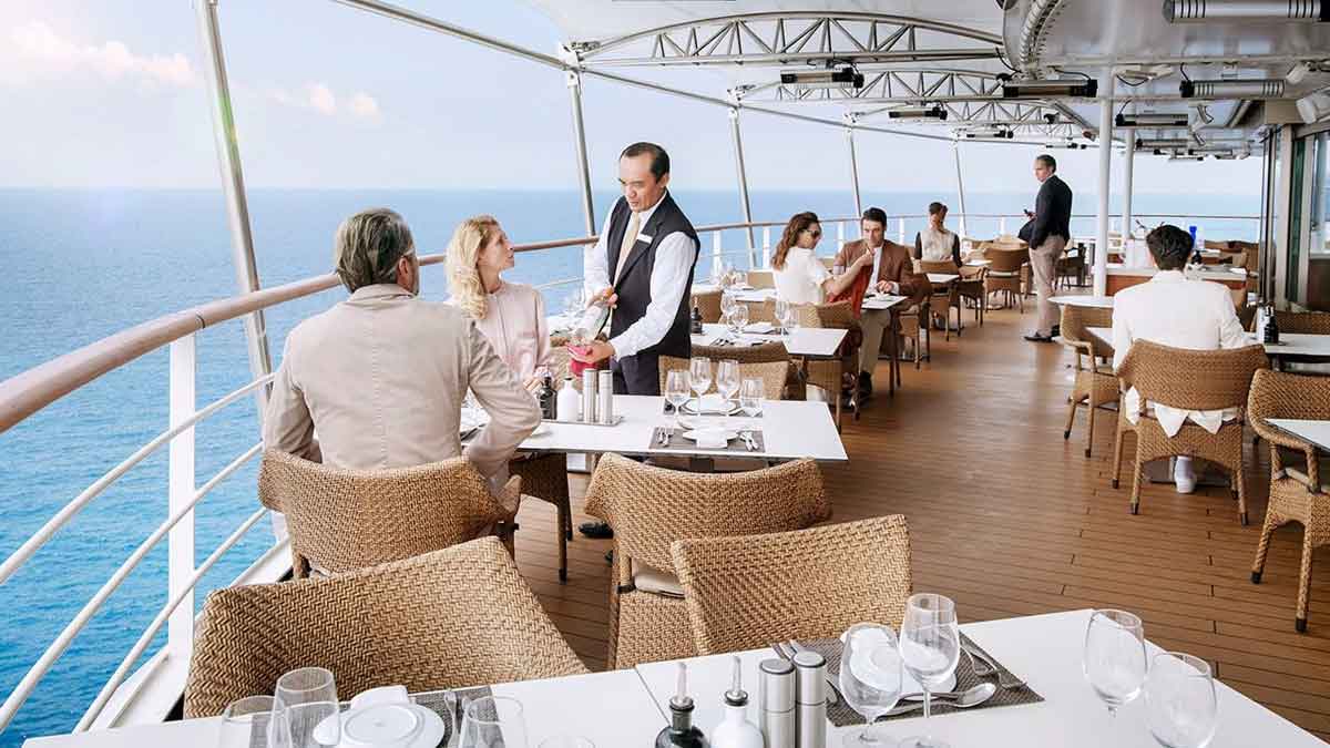 Pessoas jantando em cruzeiro internacional / Image: Silversea La Terrazza