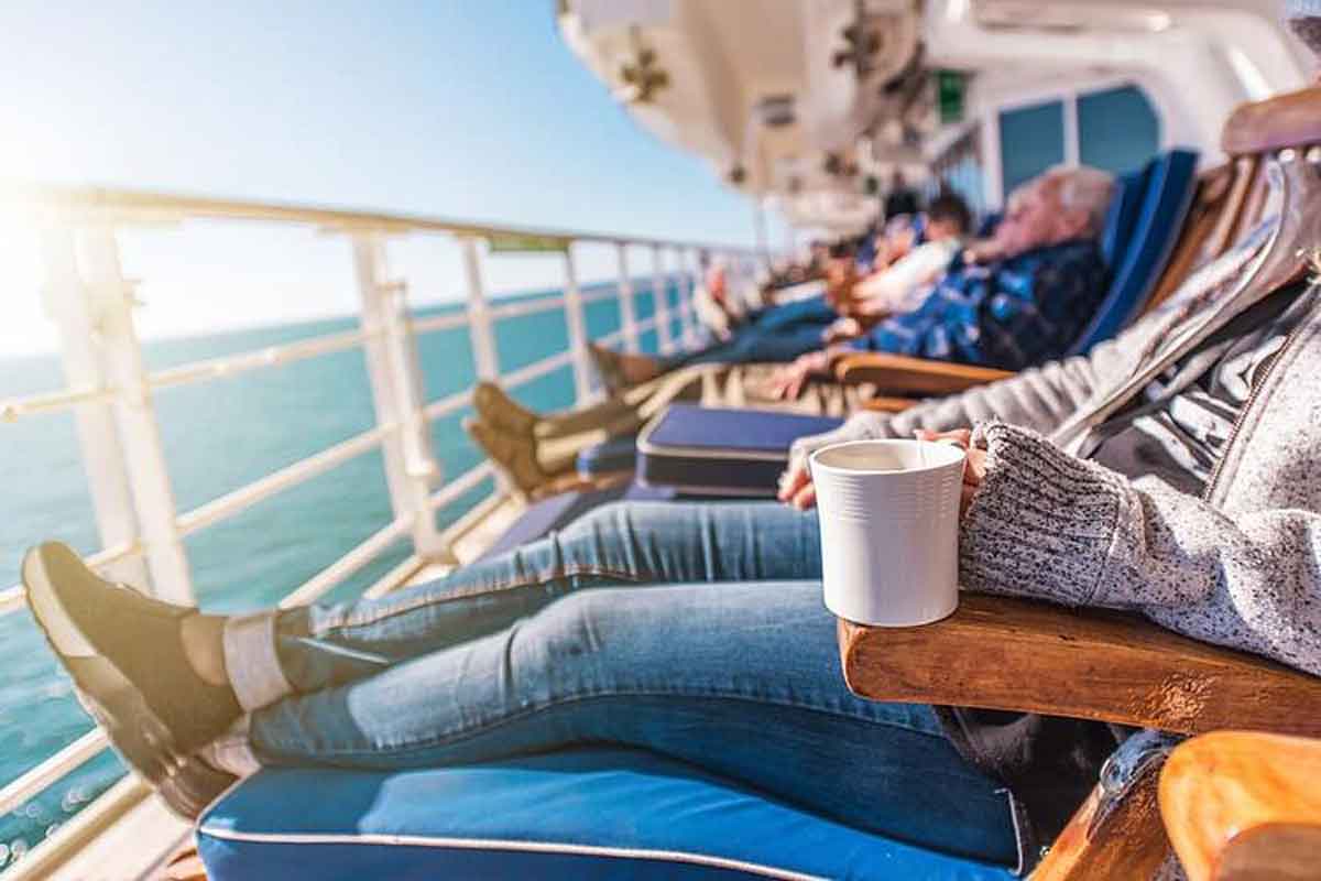 Pessoas tomando sol em cruzeiro internacional