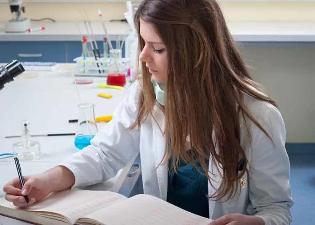 Mulher jovem num laboratório científico usando tablet