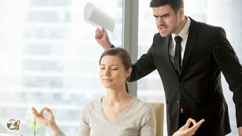 Uma mulher em posição de meditação demonstrando tranquilidade enquanto seu chefe grita com ela ilustra nosso artigo sobre:  inteligência emocional no trabalho. (foto: StockePhotos)