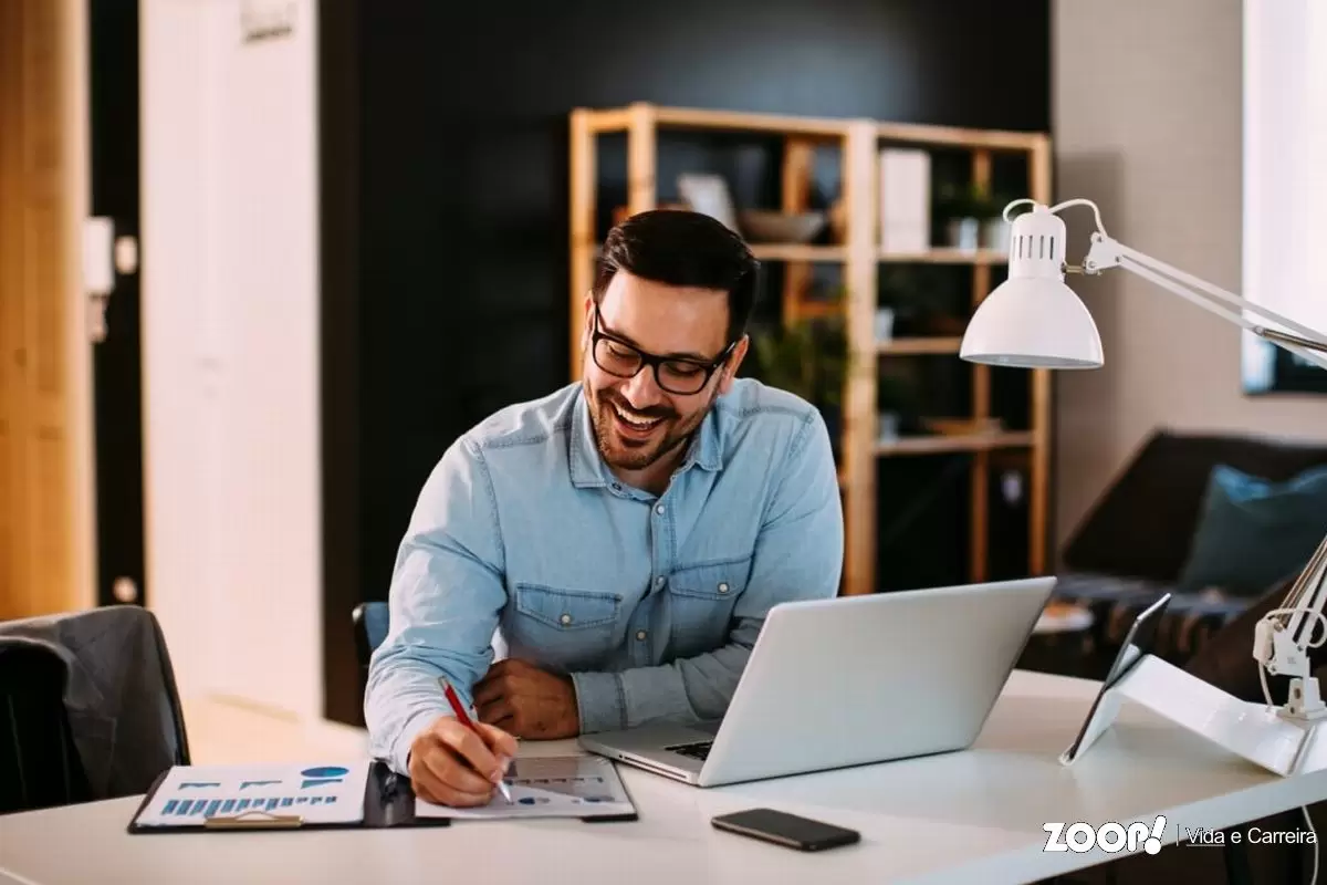 Um homem trabalhando em home office ilustra o artigo sobre: Quais os itens de escritório e papelaria a empresa deve fornecer aos funcionários? Um homem trabalhando em home office ilustra o artigo sobre: Quais os itens de escritório e papelaria a empresa deve fornecer aos funcionários?