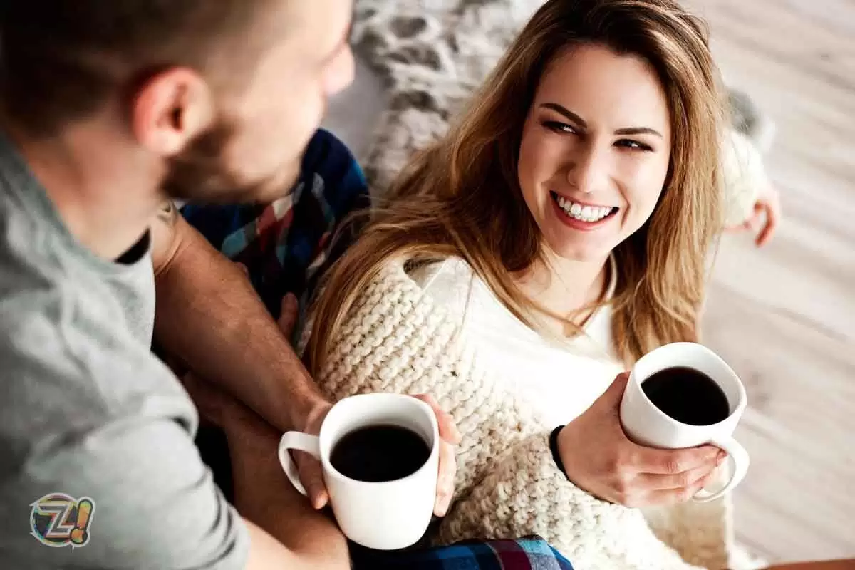 Um casal bebendo café e sorrindo ilustra nosso artigo sobre: Beber café todos os dias te deixa menos propenso a morrer cedo do que quem não bebe. (foto: StockPhotos) Um casal bebendo café e sorrindo ilustra nosso artigo sobre: Beber café todos os dias te deixa menos propenso a morrer cedo do que quem não bebe. (foto: StockPhotos)