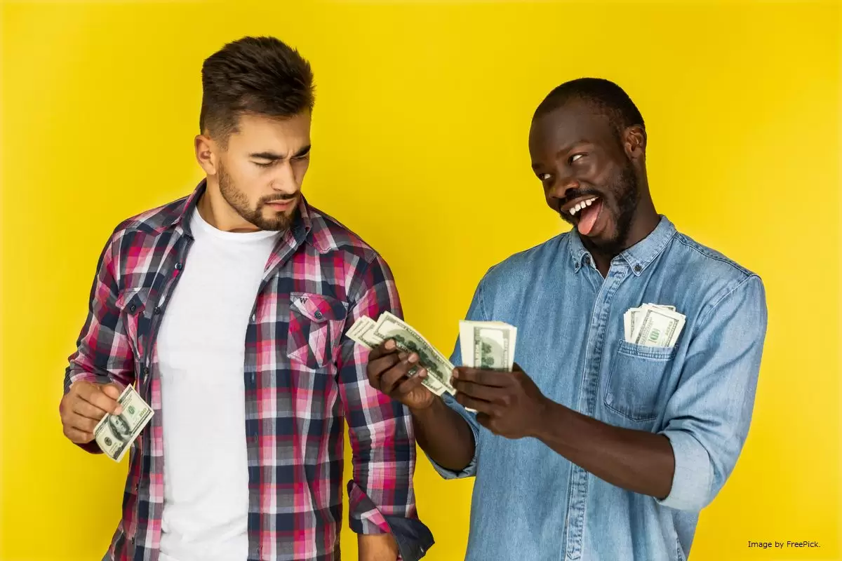 Dois homens trocando dinheiro ilustram nosso artigo sobre: Como converter Kwanza Angolano para Reais Dois homens trocando dinheiro ilustram nosso artigo sobre: Como converter Kwanza Angolano para Reais