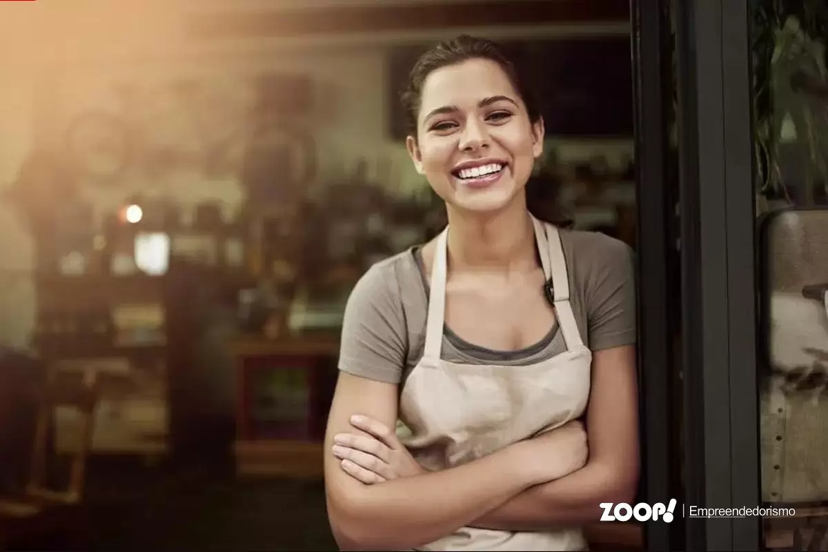Dona de pequena empresa posando sorridente para uma foto ilustra nosso artigo sobre presença online para empresas de pequeno porte em Chapecó. Dona de pequena empresa posando sorridente para uma foto ilustra nosso artigo sobre presença online para empresas de pequeno porte em Chapecó.