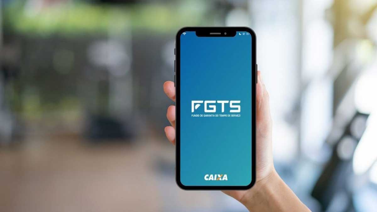 Uma pessoa usando app do FGTS para fazer saque extraordinário. 
