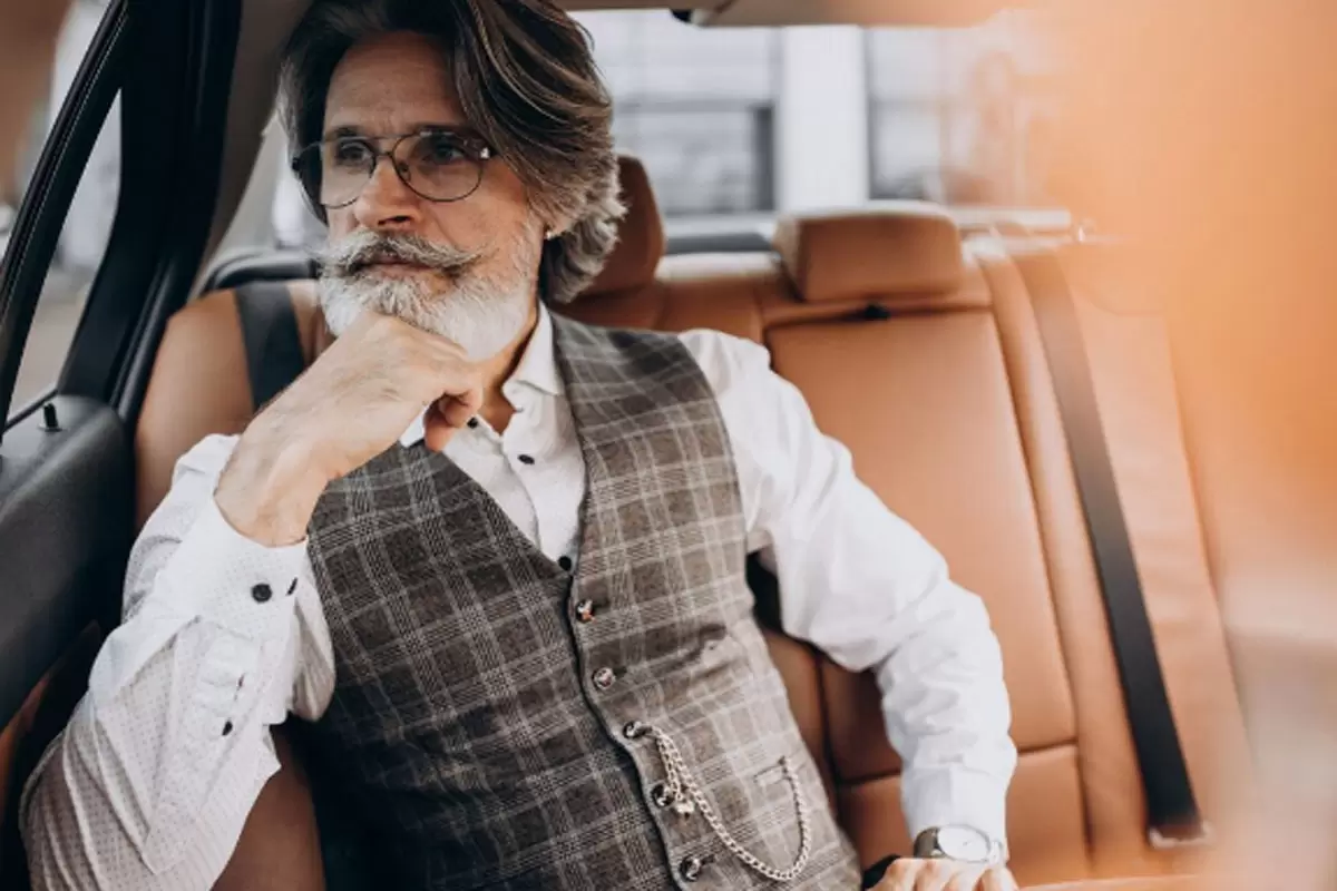 Um homem rico pensando sobre o próximo livro que vai ler. Crédito da imagem: freepik.com