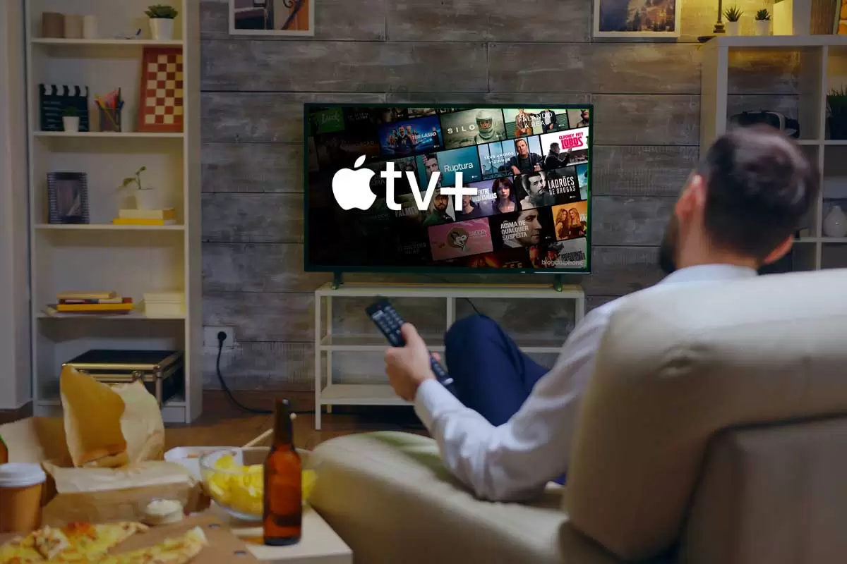 Homem tentando resolver os códigos de erro do Apple TV+.