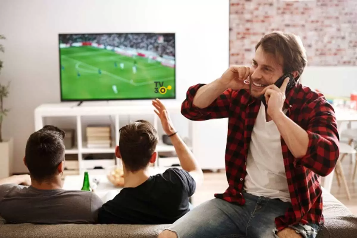 Homens assistindo futebol na TV 3.0. Créditos da imagem: Freepik.com