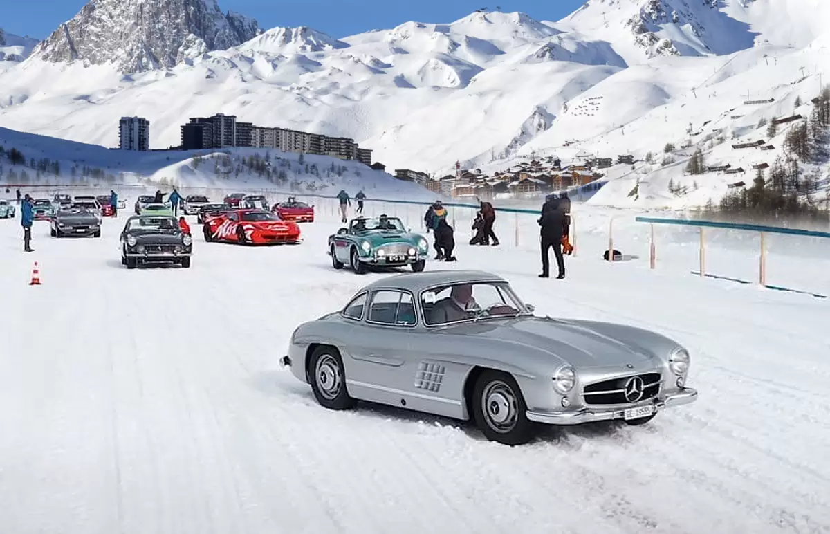 Um Mercedes-Benz SLA 300, prata em St. Moritz.
