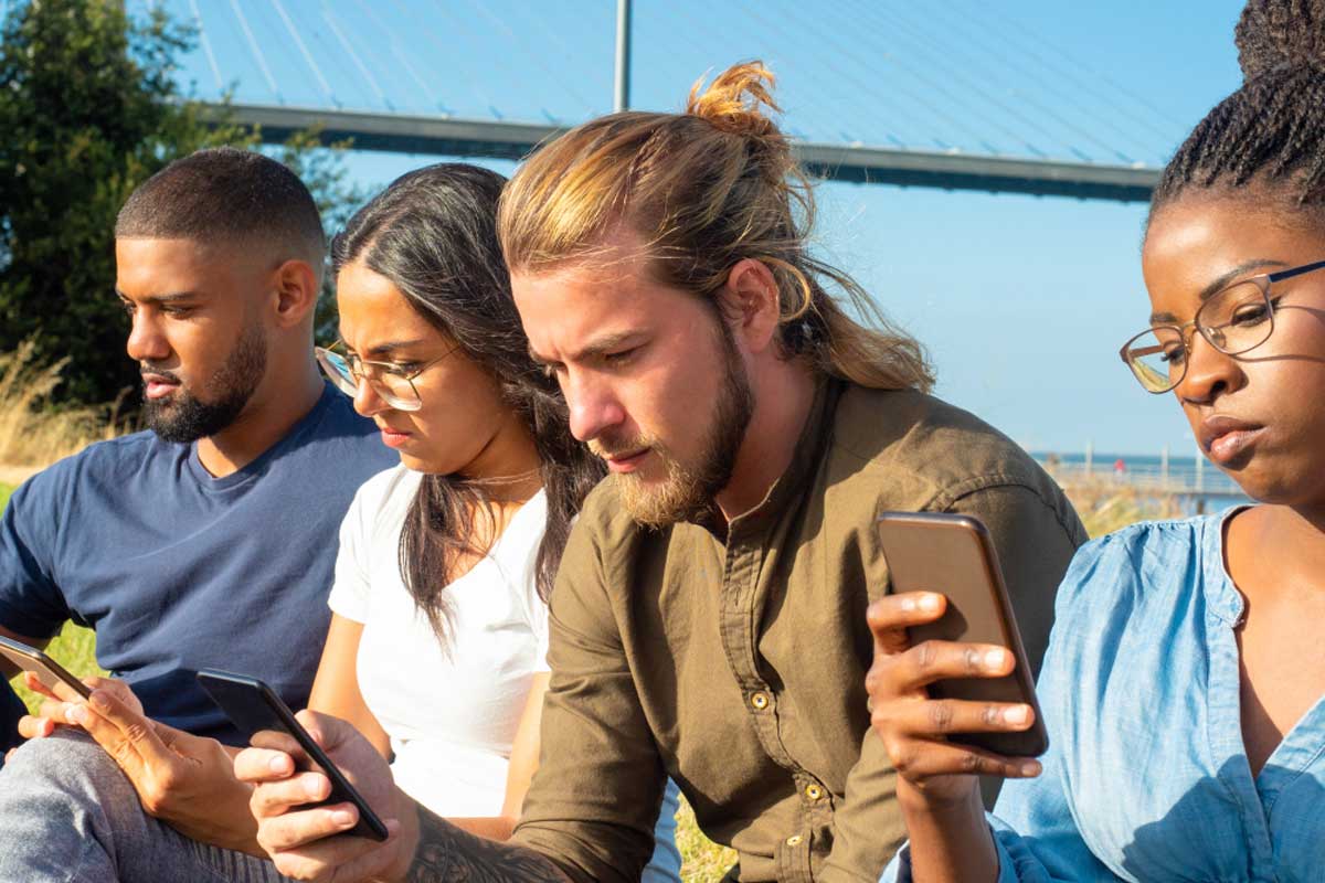 Jovens usando redes sociais sem se preocupar com as fakenews. Créditos da imagem: freepi.com