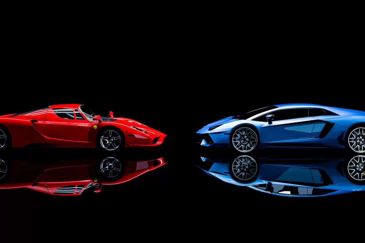 Uma Ferrari vermelha de frente para uma Lamborghini azul ilustrando nosso artigo sobre: Ferrari ou Lamborghini