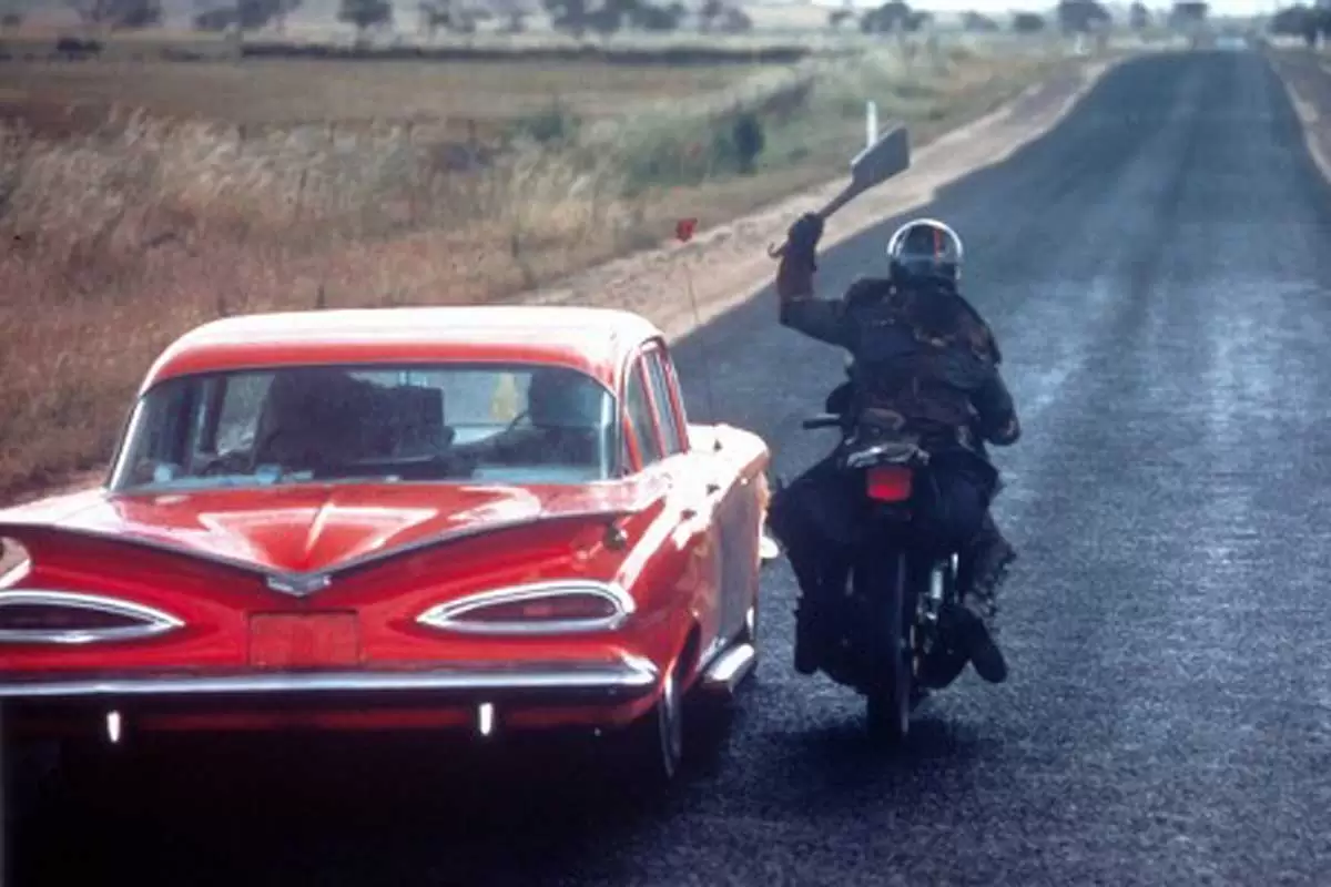 Cena do filme MadMax, de 1979. 